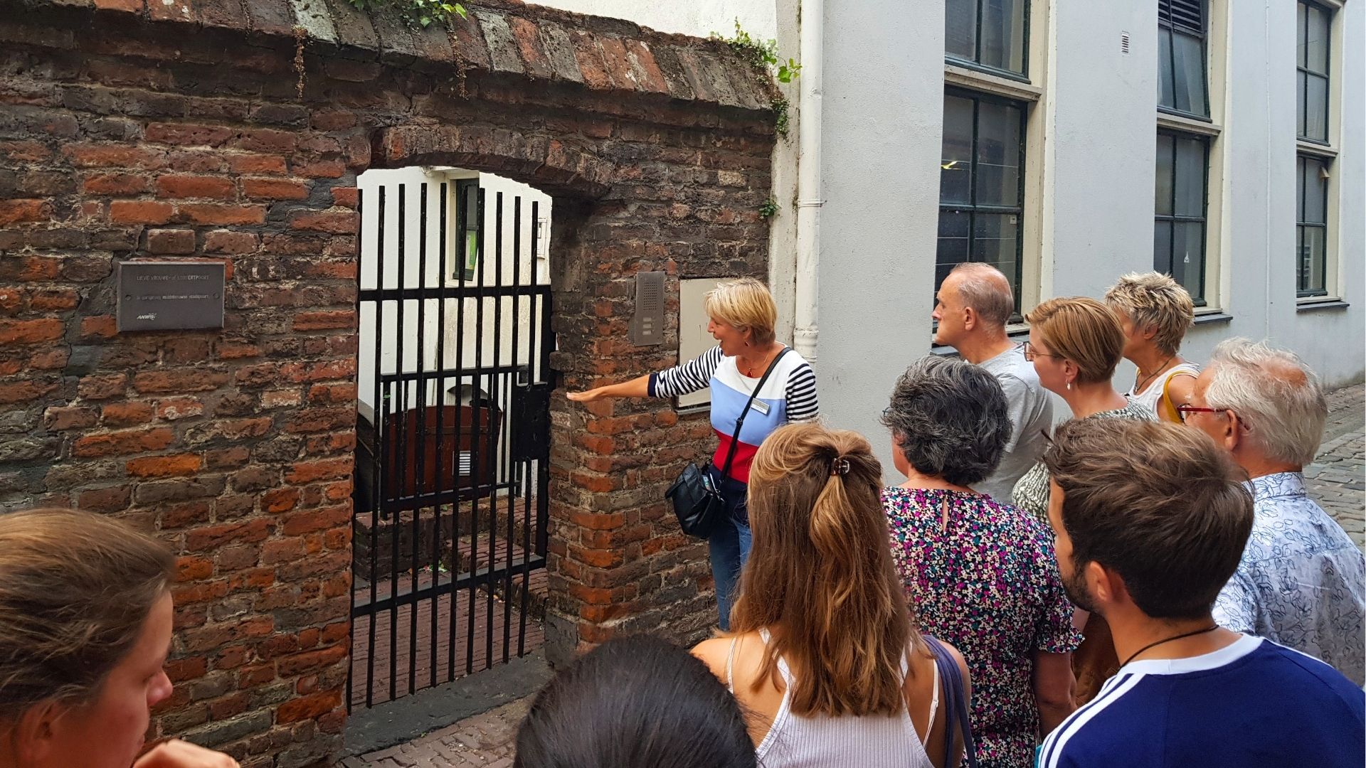Stadsgids Irene tijdens een stadswandeling door Nijmegen.